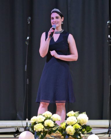 Unsere Chorleiterin Adina Kolb