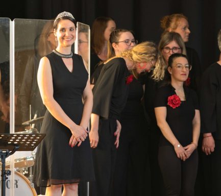 Unsere Chorleiterin Adina Kolb